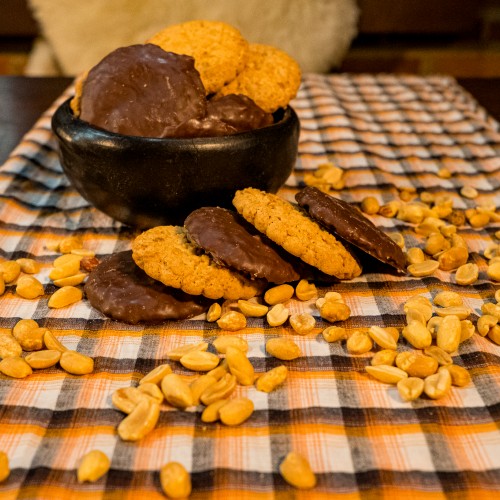 Biscoito de amendoim com cobertura de chocolate preto